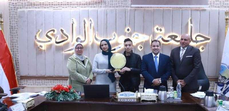 رئيس جامعة جنوب الوادي يكرّم فريق عمل مشروع إكساب طلاب الجامعة مهارات القرن الـ21
