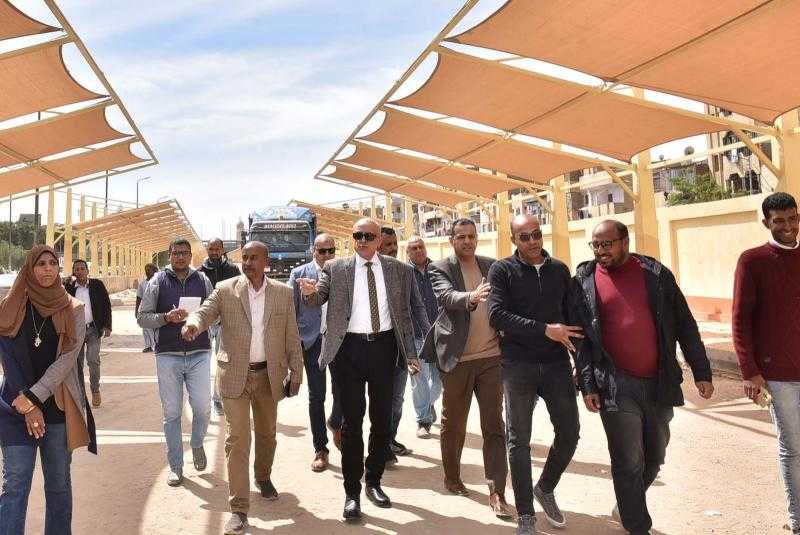 محافظ الأقصر يتفقد أعمال تطوير ورفع كفاءة الطرق وموقف الأقاليم بالمدينة