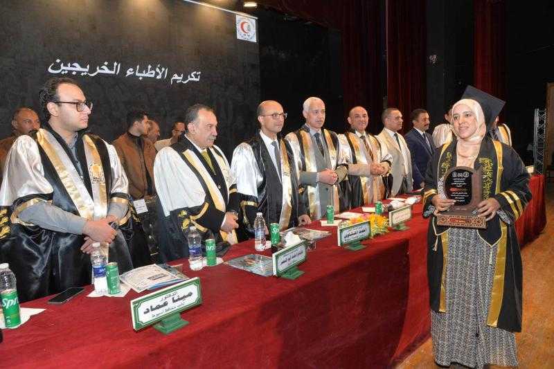 محافظ أسيوط ورئيس الجامعة يشهدان حفل تخرج الدفعة الـ(58) لكلية الطب بمركز النيل