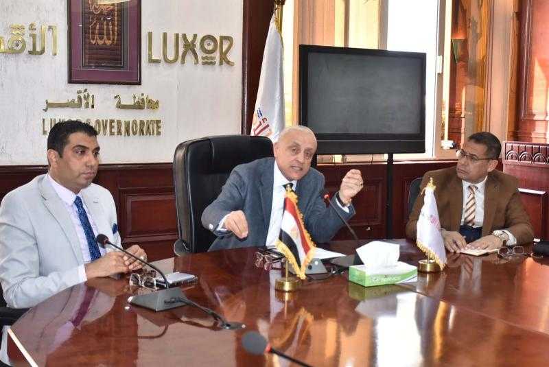 محافظ الأقصر يترأس اجتماع اللجنة العامة لحماية الطفولة ويوجه بتكثيف التوعية لمحاربة العنف والإساءة ضد الأطفال