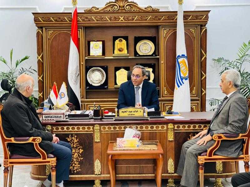 محافظ قنا يبحث مع القابضة للسياحة تعزيز الاستثمار الفندقي
