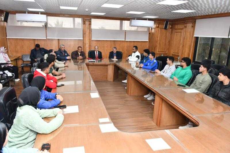 جامعة قناة السويس تكرم أبطال منافسات مصارعة الذراعين وتهنئ الفائزين