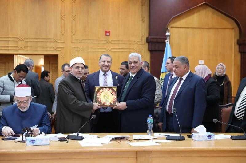 مجلس جامعة الأزهر يكرم  كليتي الهندسة للبنين والطب للبنات وأعضاء لجنة خدمة المجتمع المشاركين في قافلة حلايب وشلاتين