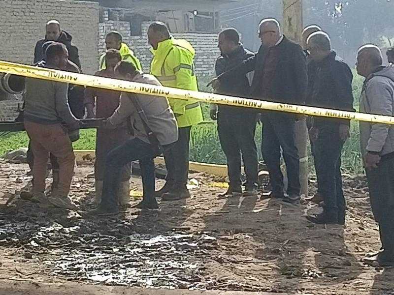 محافظ الأقصر يتابع ميدانيا أعمال اصلاح كسر خط الصرف الصحي بالحبيل