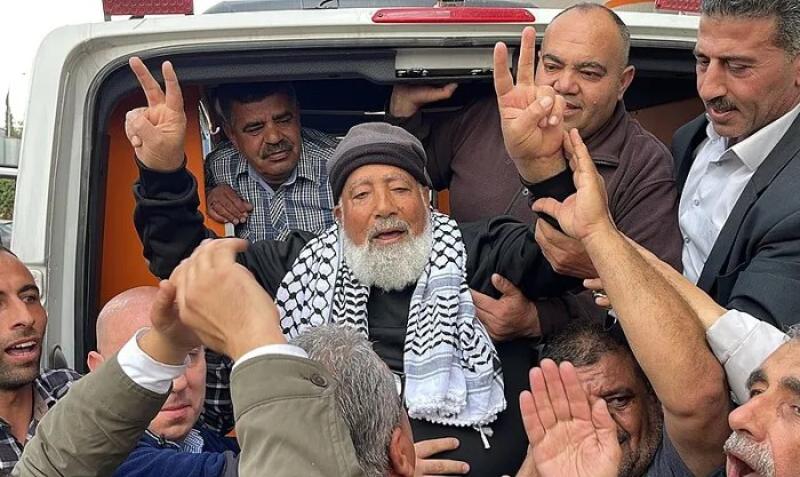 وصول 46 أسيرا فلسطينيا ضمن الدفعة السابعة إلى غزة