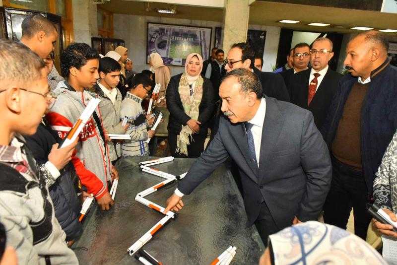 محافظ أسيوط يسلم 45 عصا خاصة بالمكفوفين لعدد من ذوي الاحتياجات الخاصة وطلاب مدرسة النور للمكفوفين