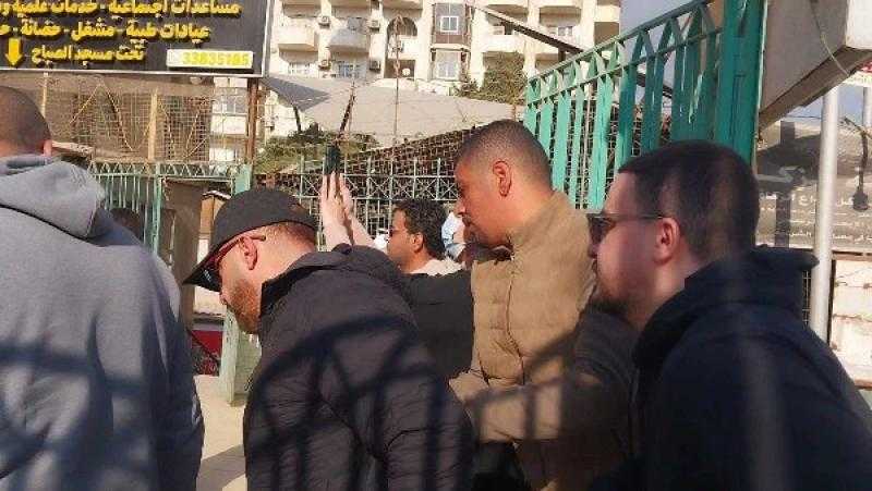 أحمد السقا يشارك في جنازة والدة باسم سمرة رغم إصابته