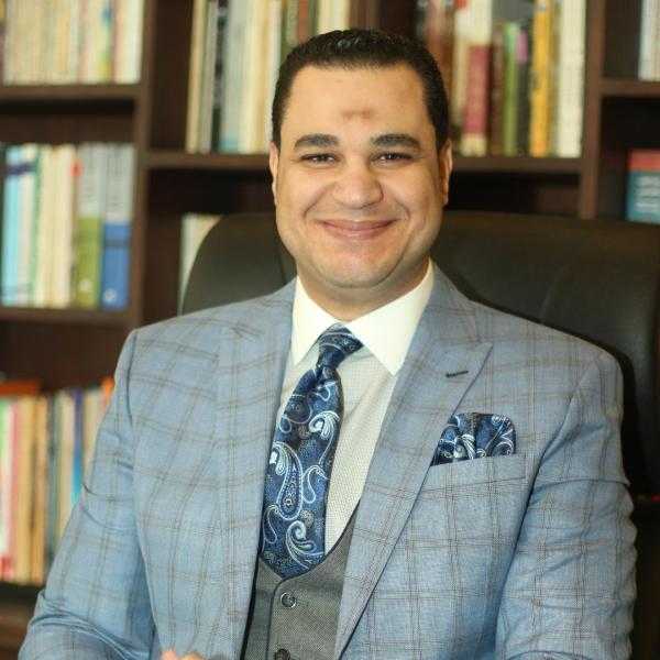 هل كلمة «أنا» تدل على أزمة نفسية؟.. أحمد هارون يكشف