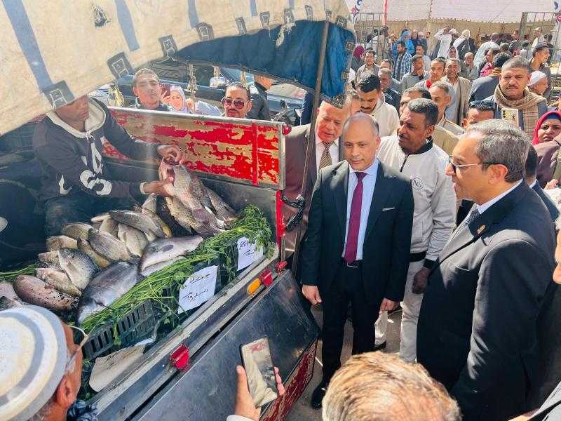 محافظ قنا يفتتح معرضي أهلاً رمضان في قفط والكلاحين لتوفير السلع بأسعار مخفضة