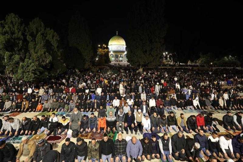 90 ألفا يؤدون صلاة الجمعة الأولى من رمضان بالمسجد الأقصى