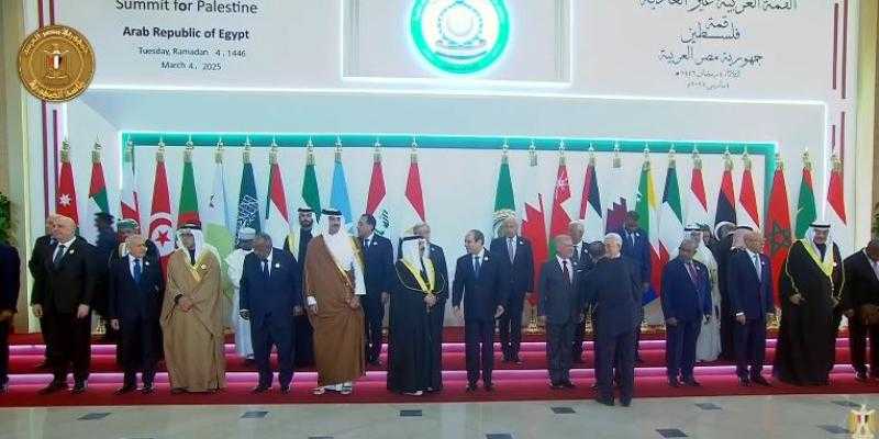 التقاط صورة تذكارية للقادة المشاركين في القمة العربية الطارئة