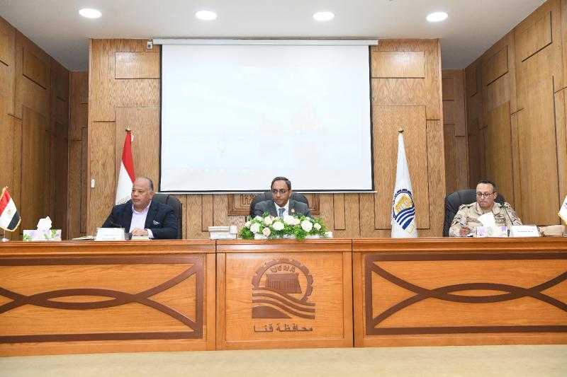 محافظ قنا يتابع الموقف التنفيذي لمشروعات حياة كريمة ويستعد للمرحلة الثانية