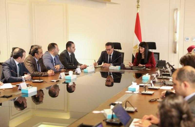 نائب رئيس الوزراء ووزيرة التخطيط يناقشان الخطة الاستثمارية لوزارة الصحة والسكان