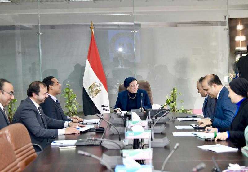 وزيرة البيئة تبحث تنفيذ مشروعات فى إدارة المخلفات والتنوع البيولوجي والتنقل الحضري
