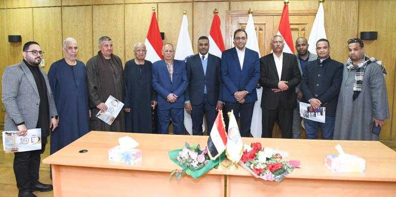 محافظ قنا يشهد توقيع عقود استثمار وحدات المجمع الصناعي الحرفي بكرنك أبو تشت