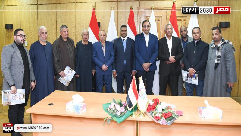 محافظ قنا