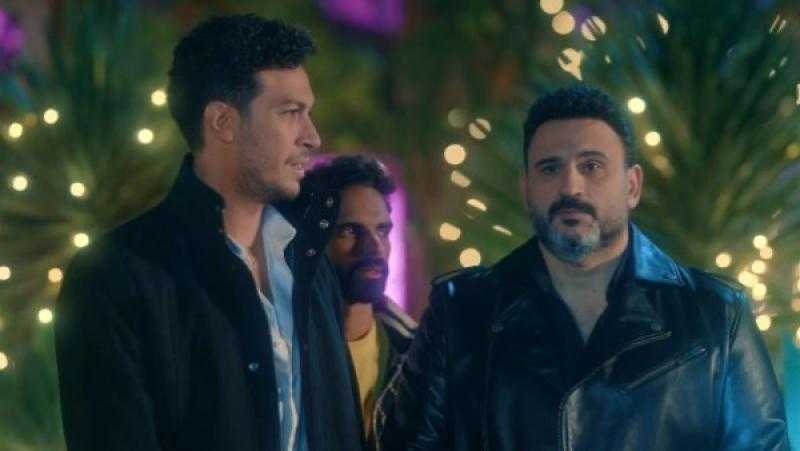أكرم حسني يغني ”ستو أنا” لميمي جمال في مسلسل ”الكابتن”