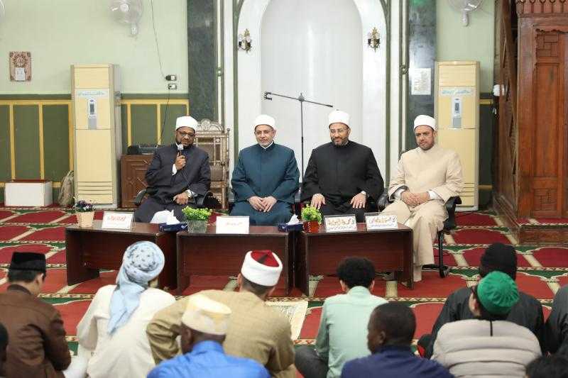 رئيس جامعة الأزهر للوافدين: استحضروا النية في حمل أمانة العلم واشكروا الله أن اختصكم بطلب العلم