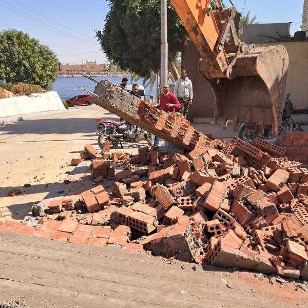 إزالة حالة تعدى على مساحة ١٠٠ متر ورفع ٢٠ طن مخلفات بمدينة القرنه بالأقصر