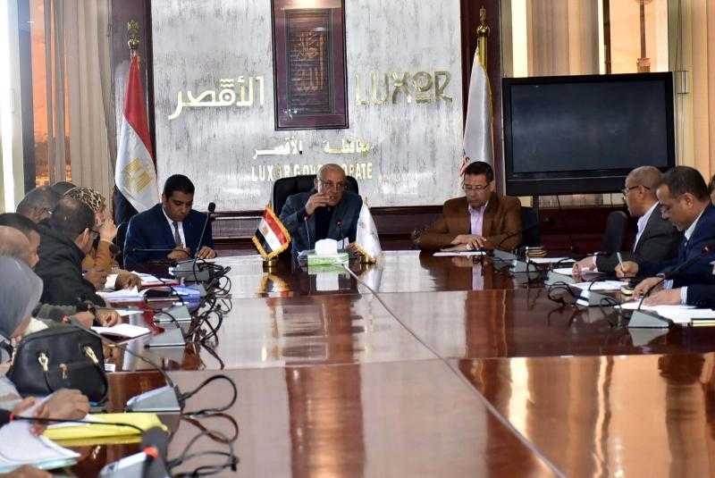 محافظ الأقصر يتابع مستجدات ملف تقنين أراضي أملاك الدولة