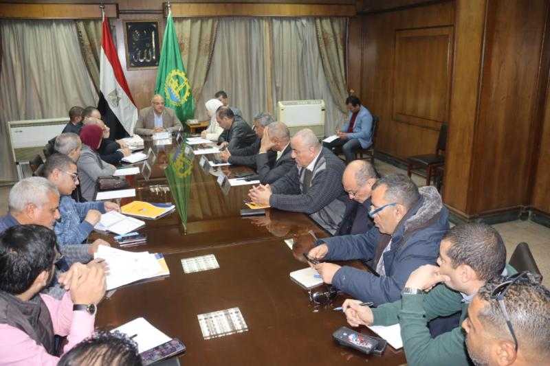 محافظ القليوبية يعقد اجتماعا بمدينة شبرا الخيمة بمسؤولي شركة المقاولون العرب لدفع الأعمال بتنفيذ خطة الرصف