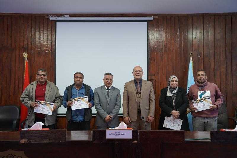 رئيس جامعة سوهاج يُكرم ٥٦٧ موظفًا بالجهاز الإداري في احتفالية ختام الدورات التدريبية لمبادرة بداية جديدة لبناء الإنسان