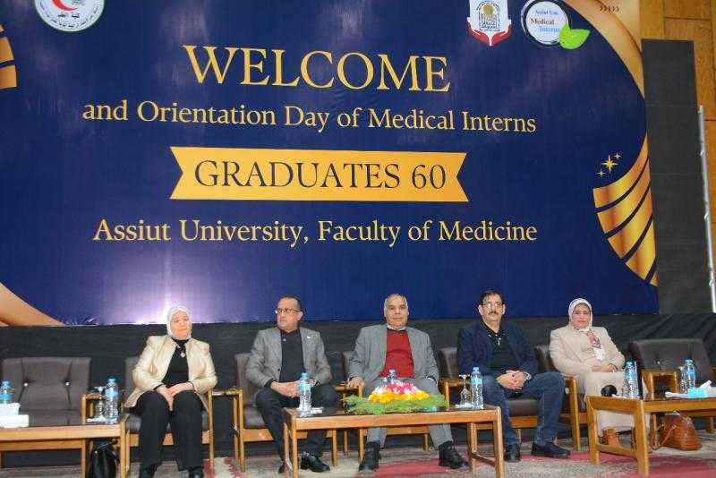 رئيس جامعة أسيوط يهنئ أطباء التدريب دفعة (60) ويوجههم بمواصلة التعلم والتطوير في مسيرتهم الطبية