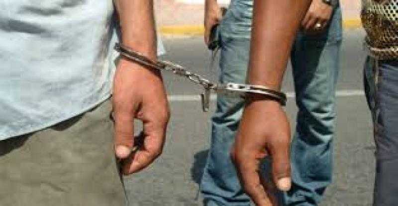 محاكمة 4 أشخاص متهمين بانتحال صفة رجال شرطة.. بعد قليل