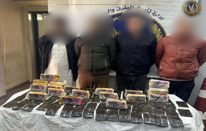 ضبط 4 تجار مخدرات بحوزتهم 22 كيلو حشيش داخل سيارة بمدينة بدر