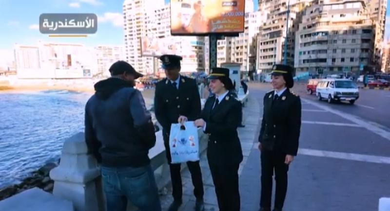 الداخلية توزع وجبات الإفطار على المواطنين بالطرق 