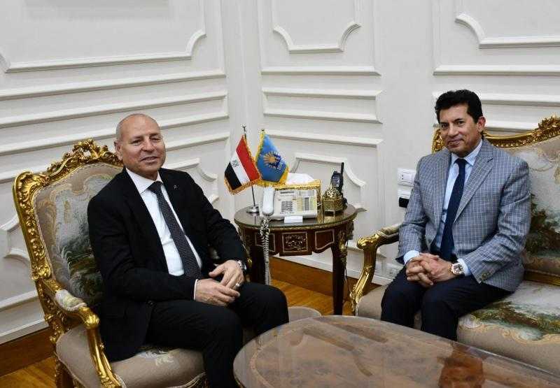 وزير الشباب والرياضة ومحافظ القاهرة يبحثان التعاون المشترك