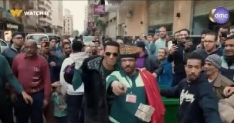 محمد رمضان يهدي 100 ألف جنيه لعامل نظافة في برنامج ”مدفع رمضان”