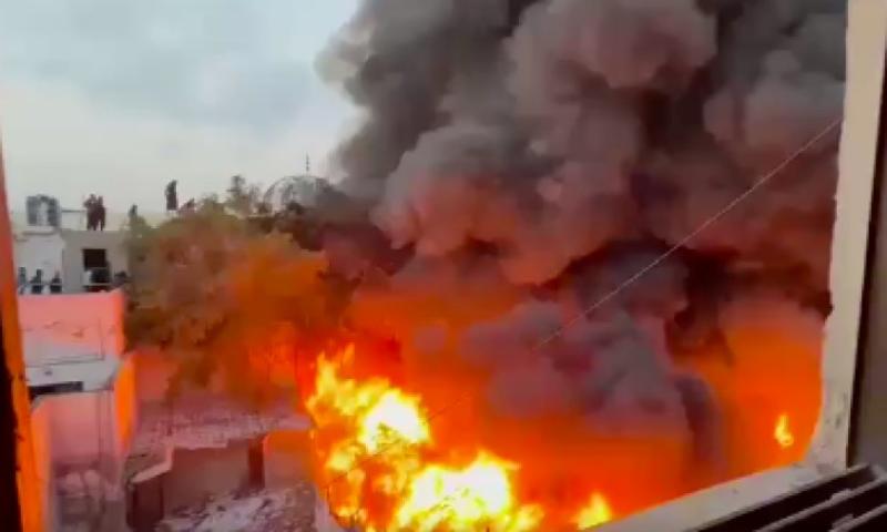 بالفيديو....حريق ضخم في غزة وتدمير مركبات الدفاع المدني يعوق جهود الإطفاء