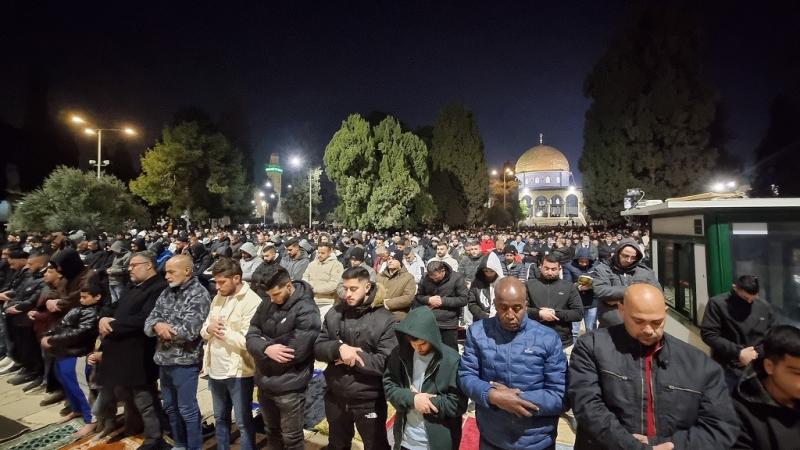 60 ألفا يؤدون صلاتي العشاء والتراويح في رحاب المسجد الأقصى