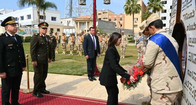 محافظ البحيرة تضع إكليل من الزهور تخليدًا لتضحيات الأبطال من أجل الوطن في يوم الشهيد