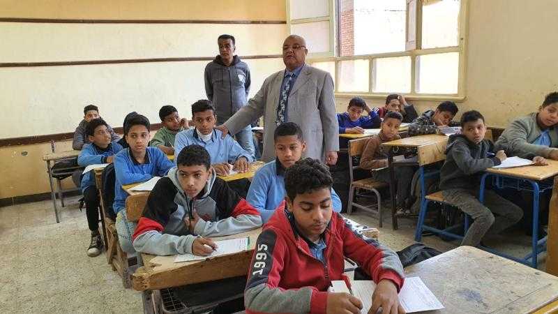 في أول أيام الاختبارات الشهرية.. وكيل تعليم الأقصر يتفقد إدارتي أرمنت والطود
