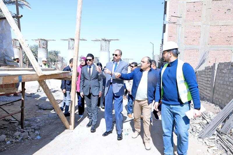 محافظ سوهاج يتفقد أعمال إنشاء كوبري أعلى مزلقان الروافع قبلي