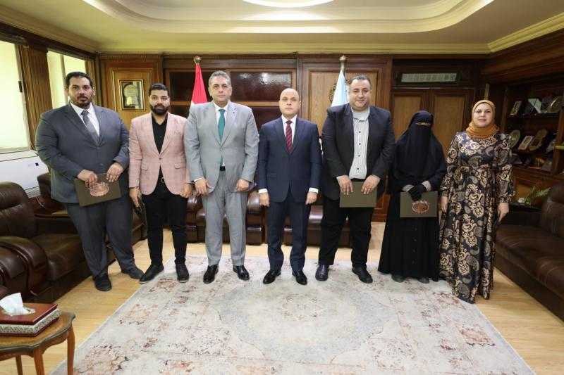 محافظ كفرالشيخ يكرم عددًا من الكوادر الطبية بالمحافظة لأدائهم المتميز وتقديرًا لجهودهم