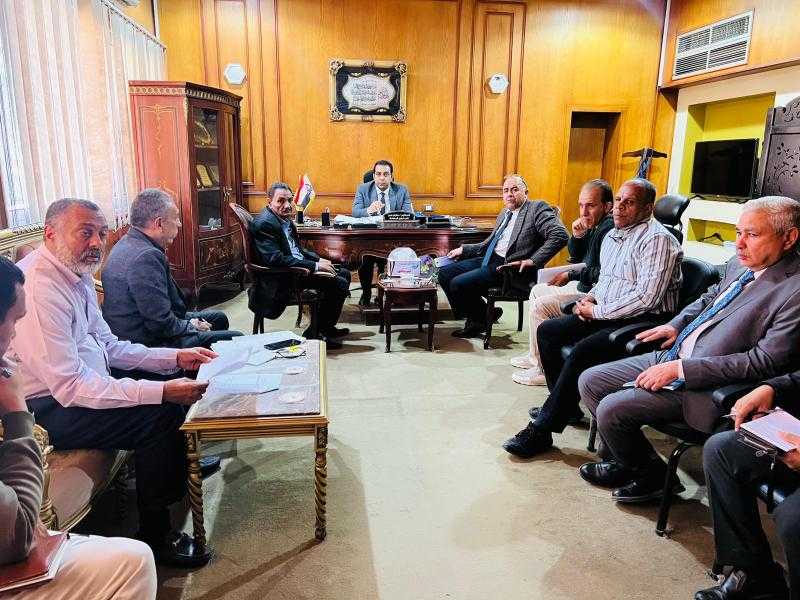 نائب محافظ قنا يستعرض سبل استغلال الأصول غير المستغلة لتعظيم الموارد المتاحة