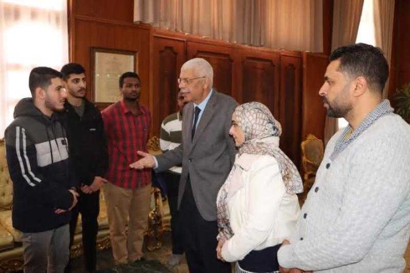 رئيس جامعة المنوفية يستقبل وفدا من الطلاب الوافدين للاطمئنان على أحوال الطلاب وسير العملية التعليمية