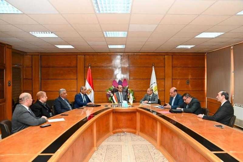 رئيس جامعة أسيوط يجتمع مع وفد مديرية المالية لمناقشة تطوير القطاع المالي بالجامعة