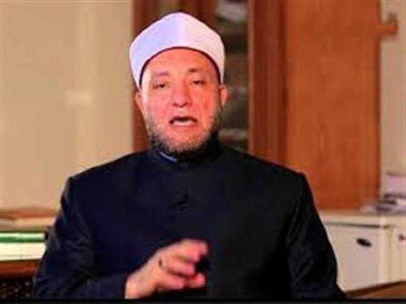 هل القبلة بين الأزواج تفطر؟.. أمين الفتوى يُوضح