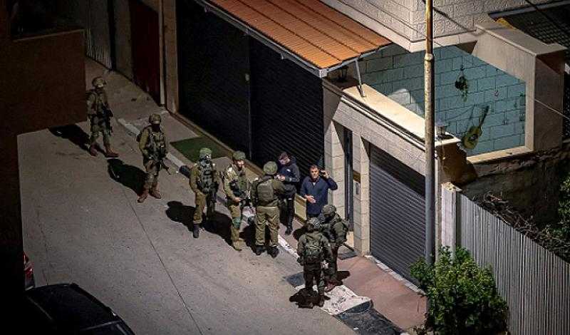 الضفة الغربية: إعادة اعتقال 12 أسيرا محررا ومستوطنون يقتحمون ”قبر يوسف”