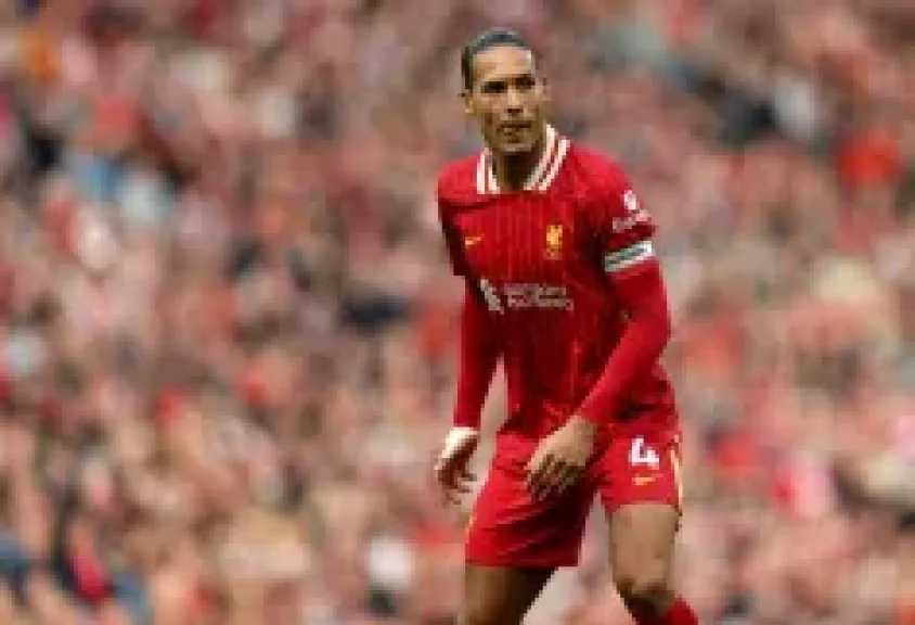 فان دايك يعقد اجتماع  عاجل مع لاعبي ليفربول بعد التعادل مع بيرنلي