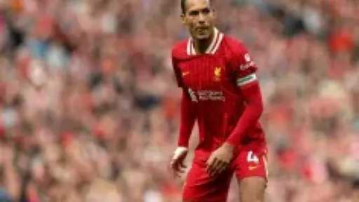 فان دايك يعقد اجتماع  عاجل مع لاعبي ليفربول بعد التعادل مع بيرنلي