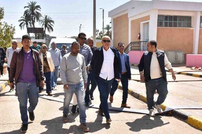 محافظ الأقصر يتفقد مسارات تنفيذ مشروع ازدواج خط طرد الحبيل