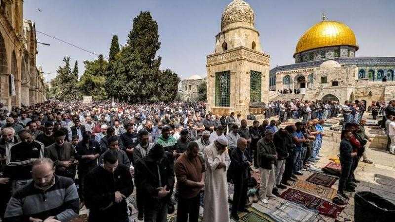 90 ألف فلسطيني يؤدون صلاة العشاء والتراويح في اليوم الـ 15 من رمضان