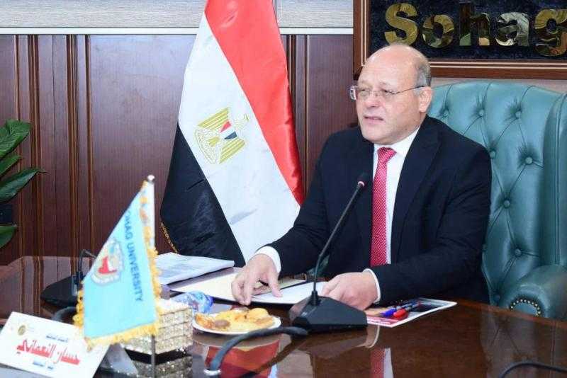 عالم بجامعة سوهاج وفريقه البحثي يخترعوا جهاز لتحلية المياه تعمل بالطاقة الشمسية والدوله المصرية تدعم المشروع ب٥ مليون جنيه