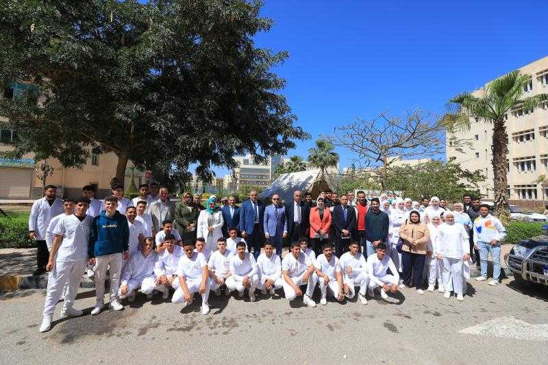 محافظ كفرالشيخ ورئيس الجامعة يفتتحان حملة التشجير وتجميل المسطحات الخضراء ومعسكر كلية التمريض