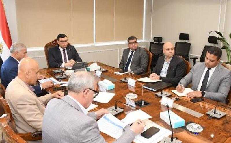 وزير الإسكان يتابع موقف أعمال صيانة الطرق والمحاور بالمدن الجديدة